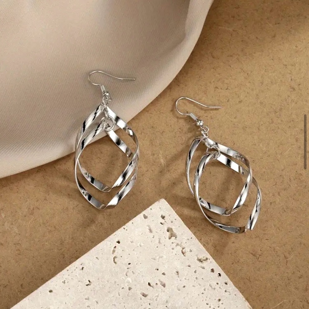 Elegant Silver Twisted Drop Earrings - Picture 3 of 4